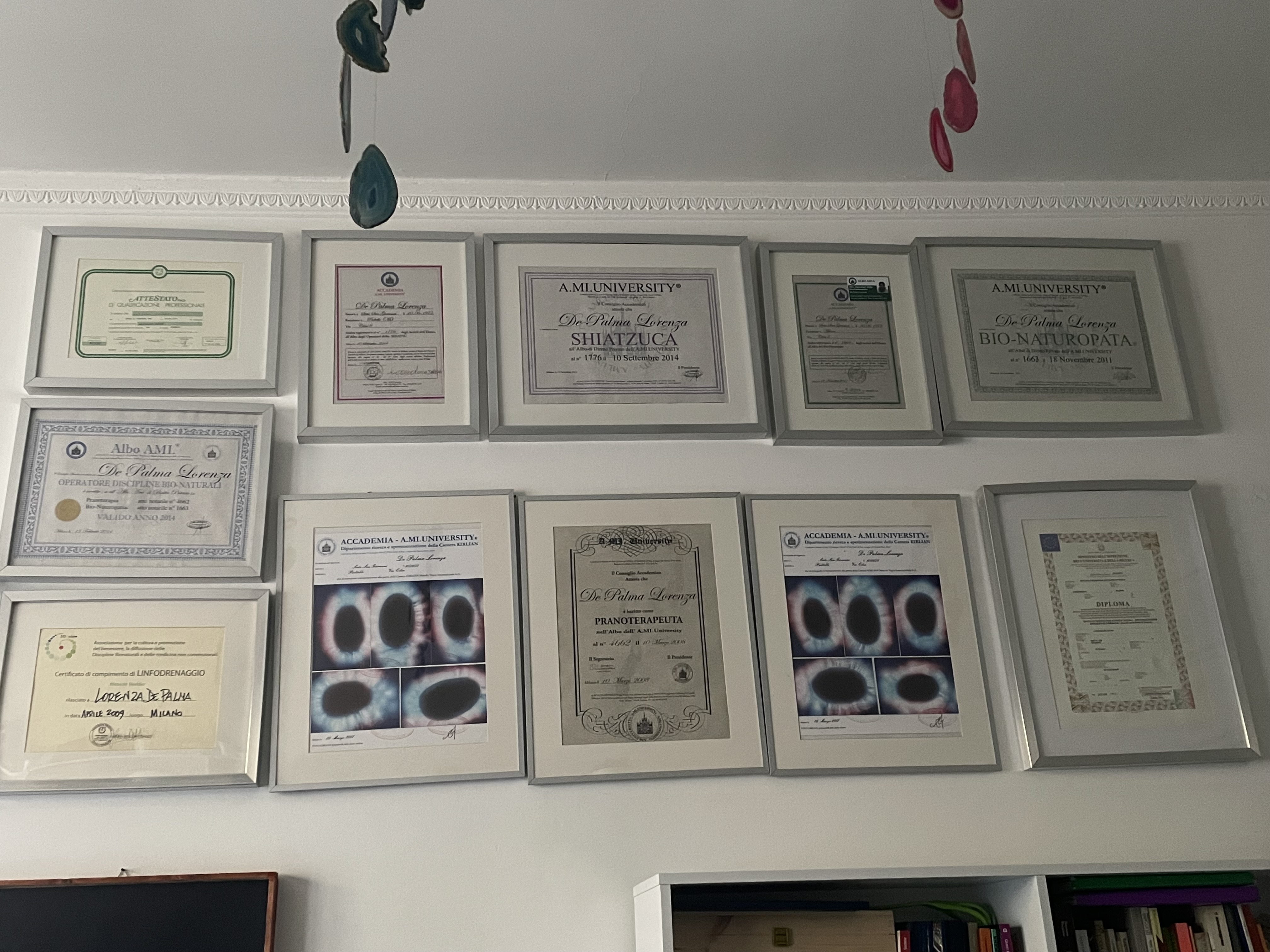 Il muro dei diplomi nello studio — dettaglio