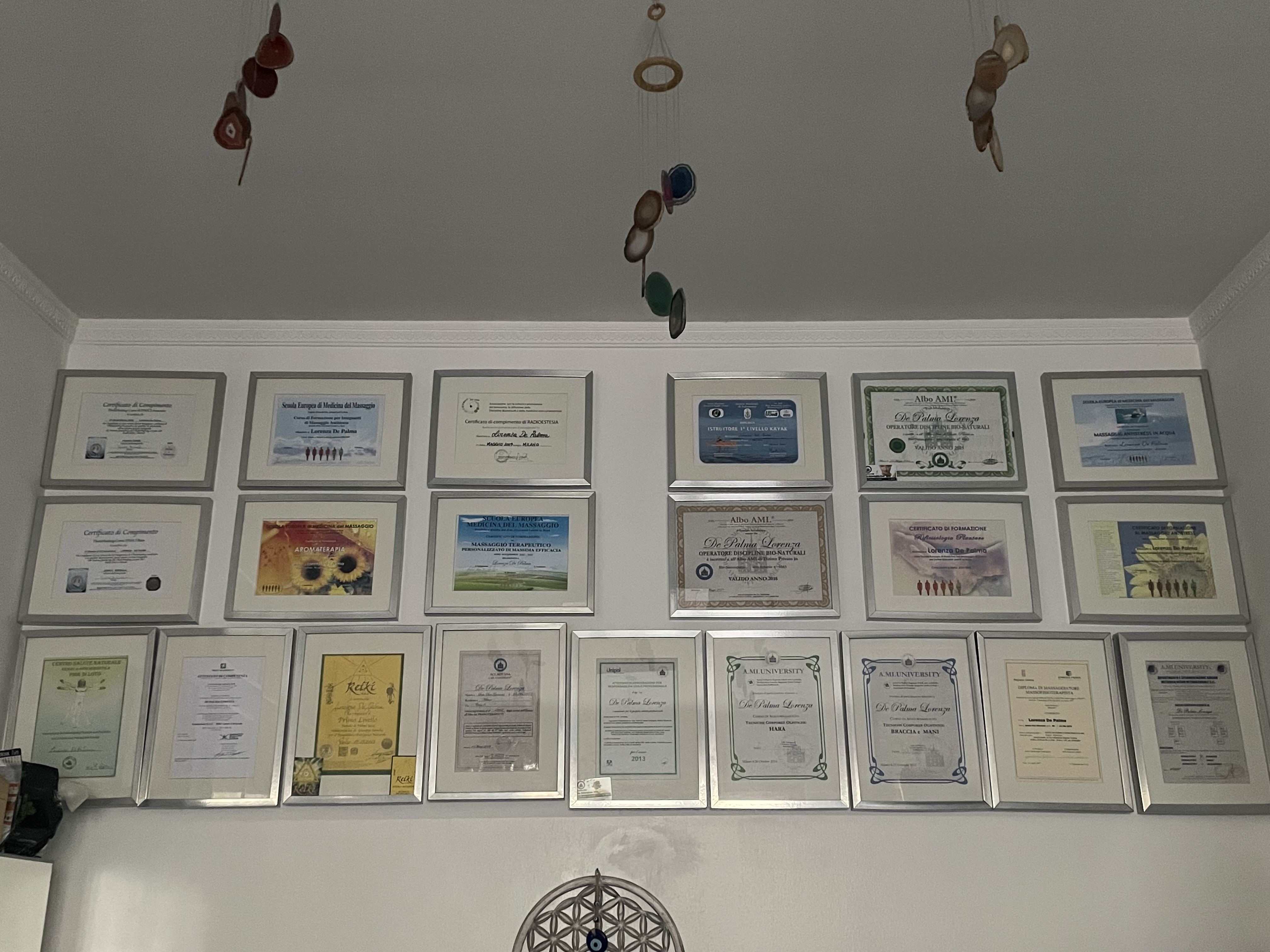 I diplomi di Lorenza De Palma esposti nello studio